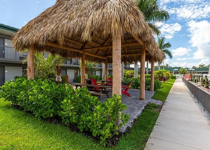 Waterfront, Pool, Tiki Bar & Grill, Gym, Location!