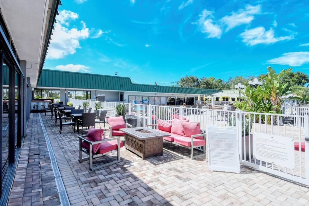 Apartment Waterfront, Pool, Tiki Bar & Grill, Gym, Location! *