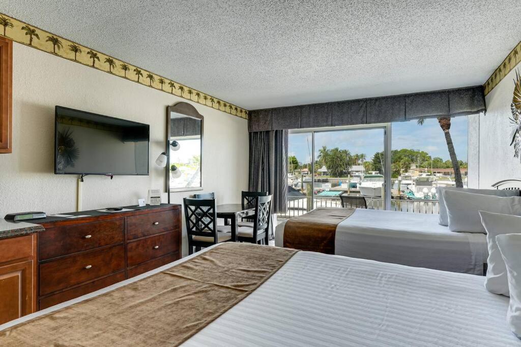 Apartment Waterfront, Pool, Tiki Bar & Grill, Gym, Location! *