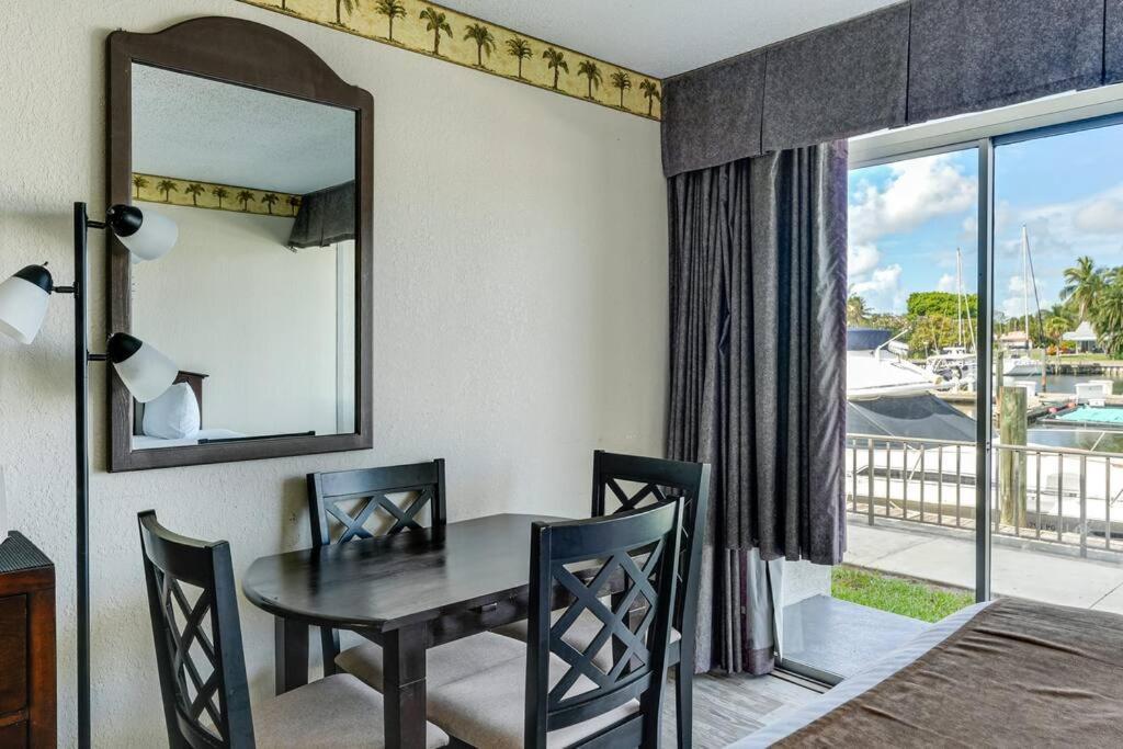 Waterfront, Pool, Tiki Bar & Grill, Gym, Location! *