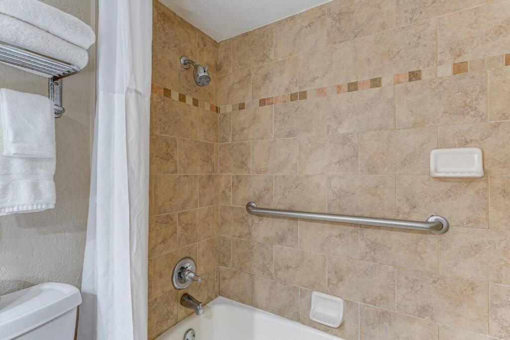 Waterfront, Pool, Tiki Bar & Grill, Gym, Location! * Sarasota
