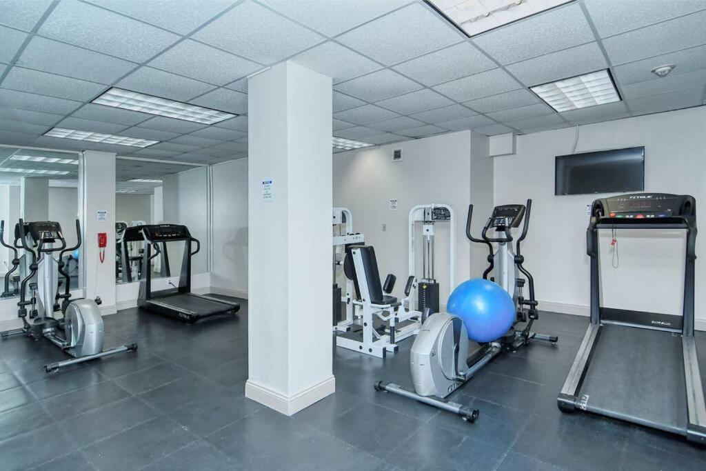 Waterfront, Pool, Tiki Bar & Grill, Gym, Location! Sarasota