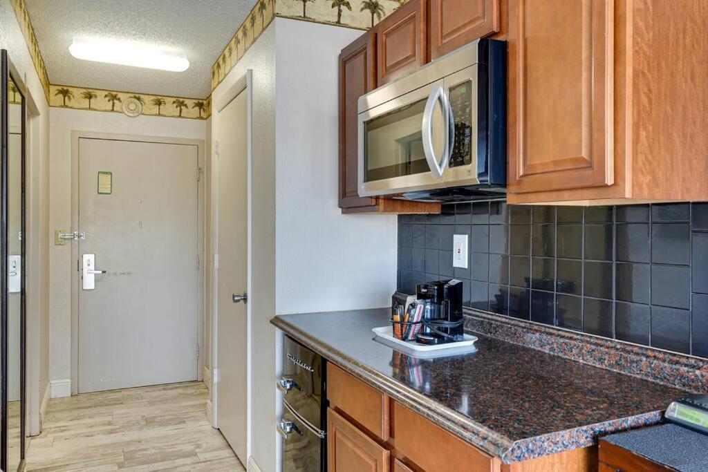 Apartment Waterfront, Pool, Tiki Bar & Grill, Gym, Location! Sarasota