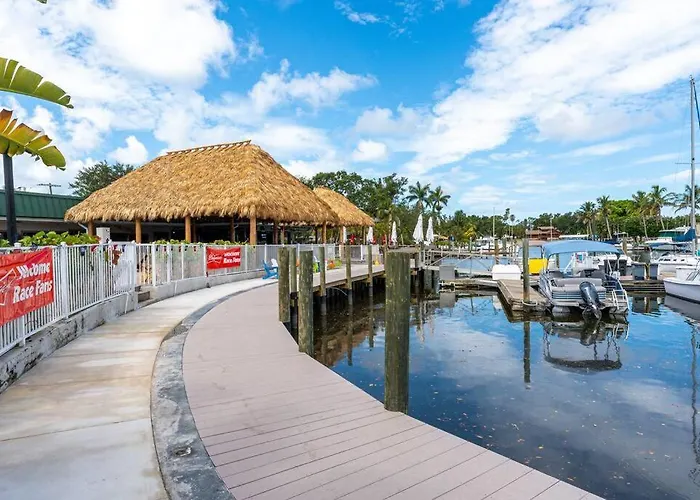 Waterfront, Pool, Tiki Bar & Grill, Gym, Location!