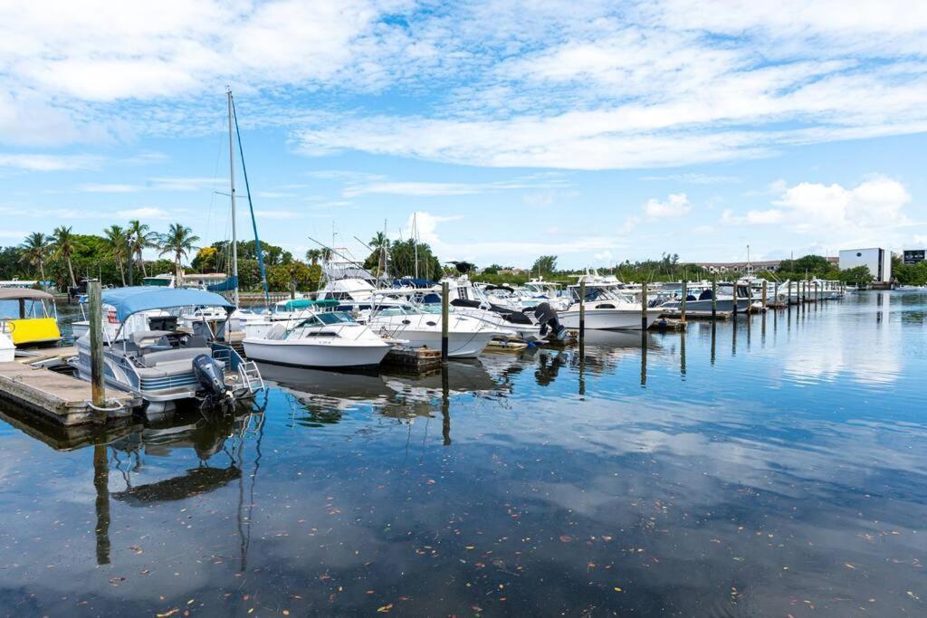 Waterfront, Pool, Tiki Bar & Grill, Gym, Location! *