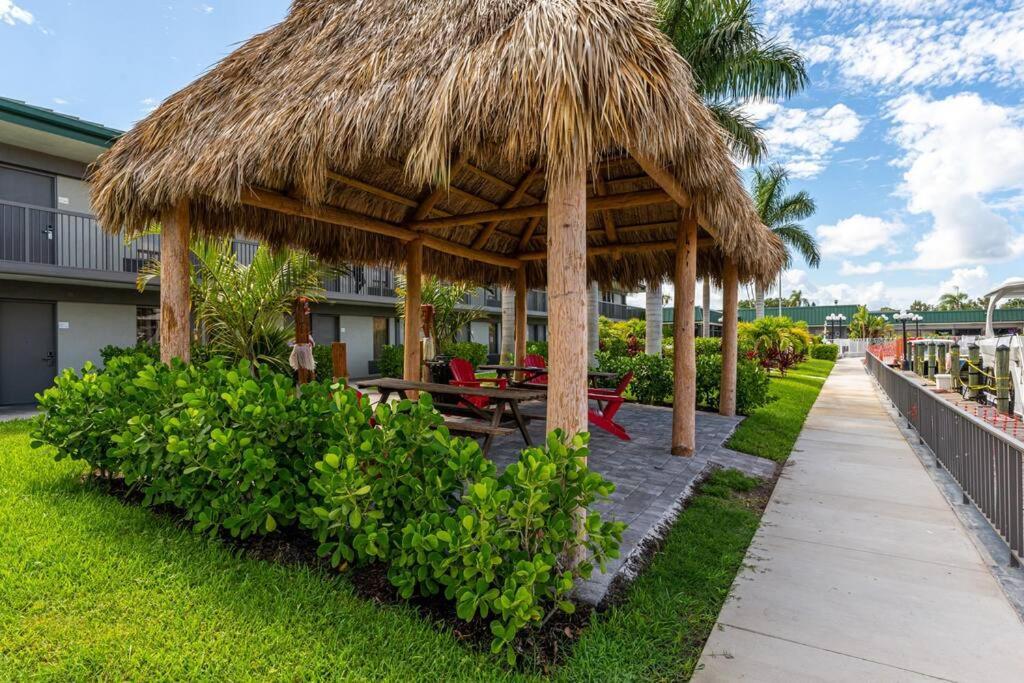Waterfront, Pool, Tiki Bar & Grill, Gym, Location! Appartamento *